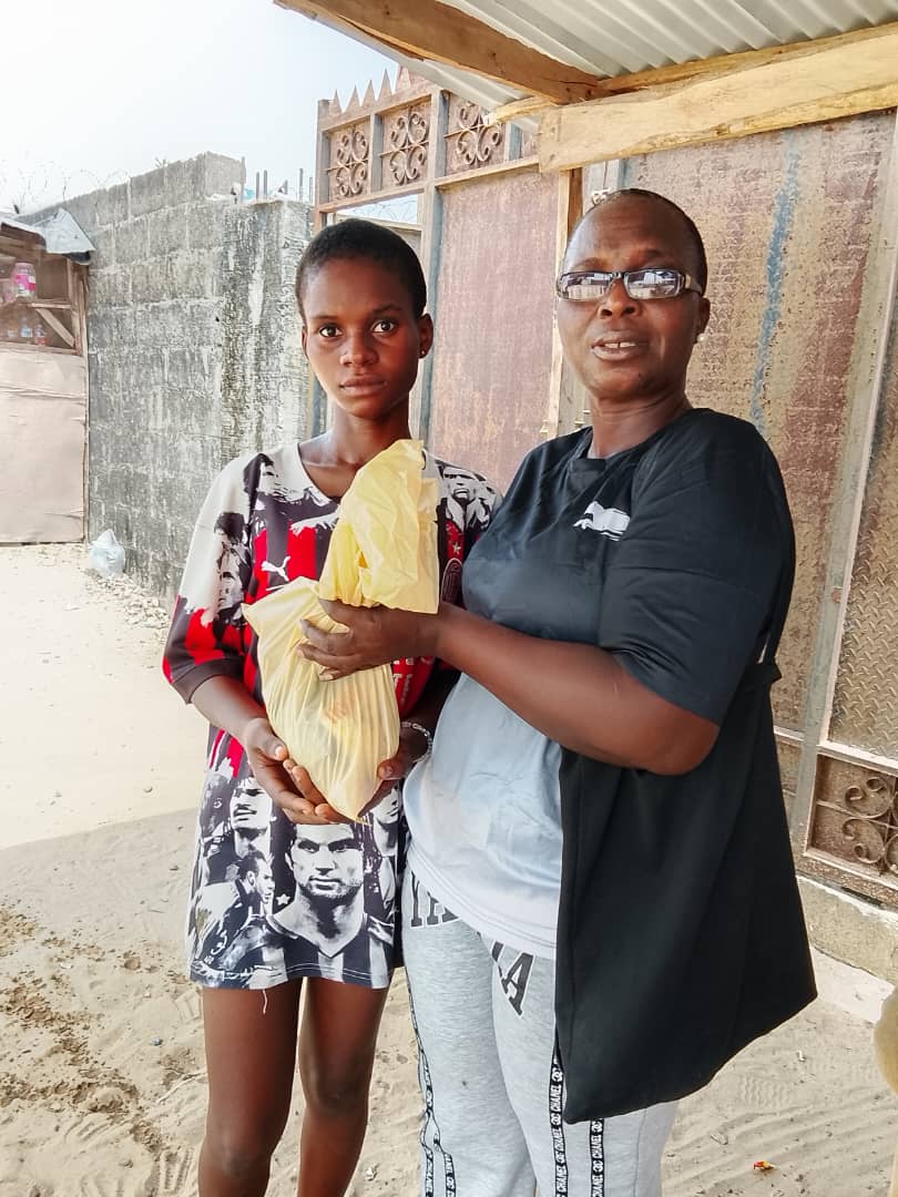 A volunteer hands over cooked food during a neighbourhood round.